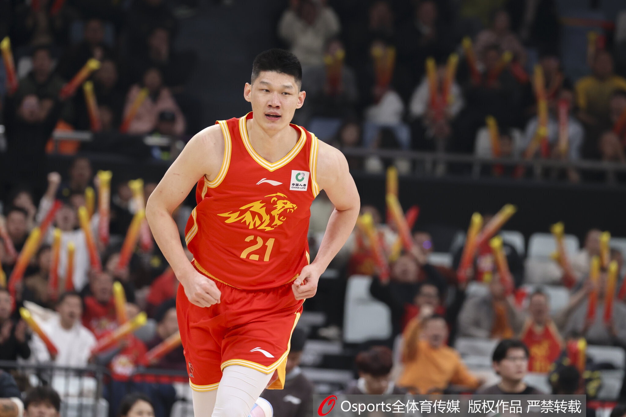 九游娱乐-内线支柱！胡金秋10中6拿下15分7板1助1断 被撞膝盖好在无碍
